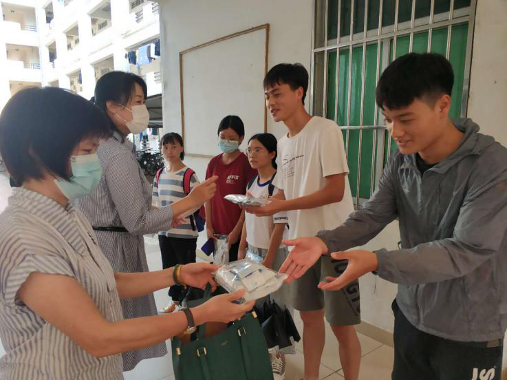 育人在心,温暖到寝——我院开展新学生走访学生宿舍活动