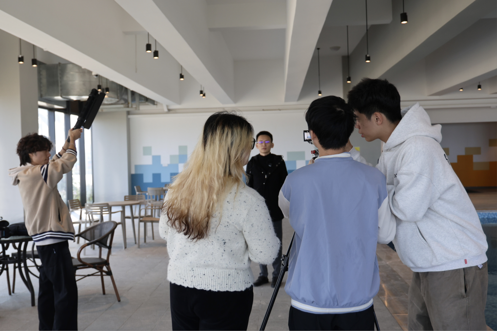 新闻传播与影视学院师生开展“自贸港巡礼”主题见习活动