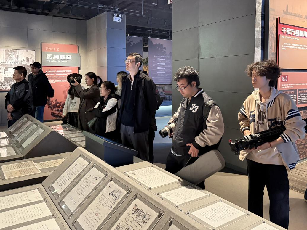 新闻传播与影视学院师生开展“自贸港巡礼”主题见习活动