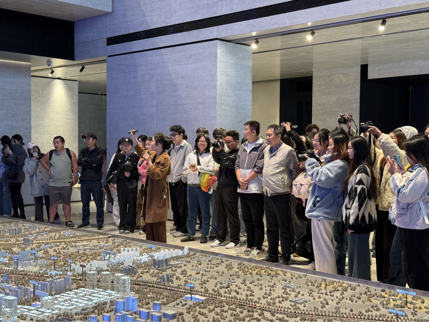 新闻传播与影视学院师生开展“自贸港巡礼”主题见习活动