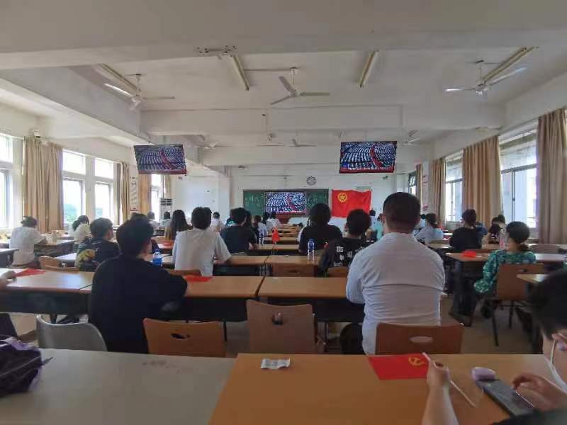 青年之声・教育学院  观看党的二十大开幕会