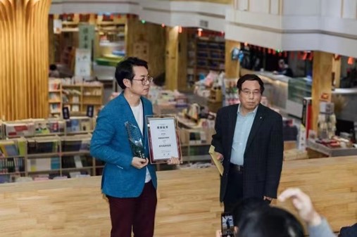 文学院张伟栋教授获“首届拾壹月诗歌奖”