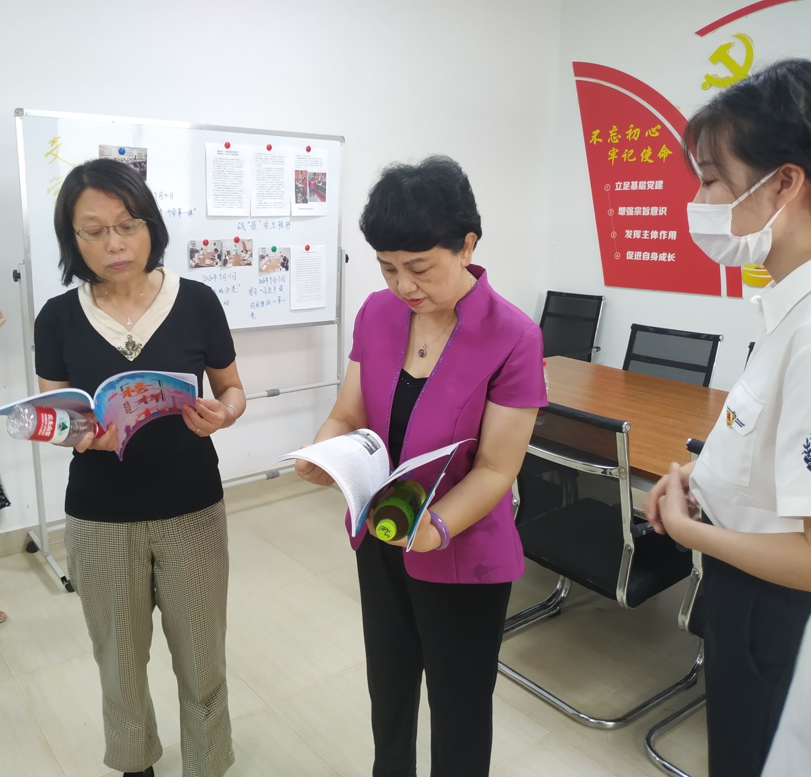 扎实榜样弘扬工作,落实新生迎接事宜——记李红梅书记到访文学院党员活动室