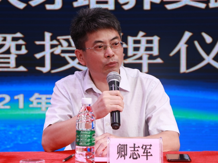 我院与国际旅游岛商报就共建实践基地举行揭牌仪式并召开现场招聘会