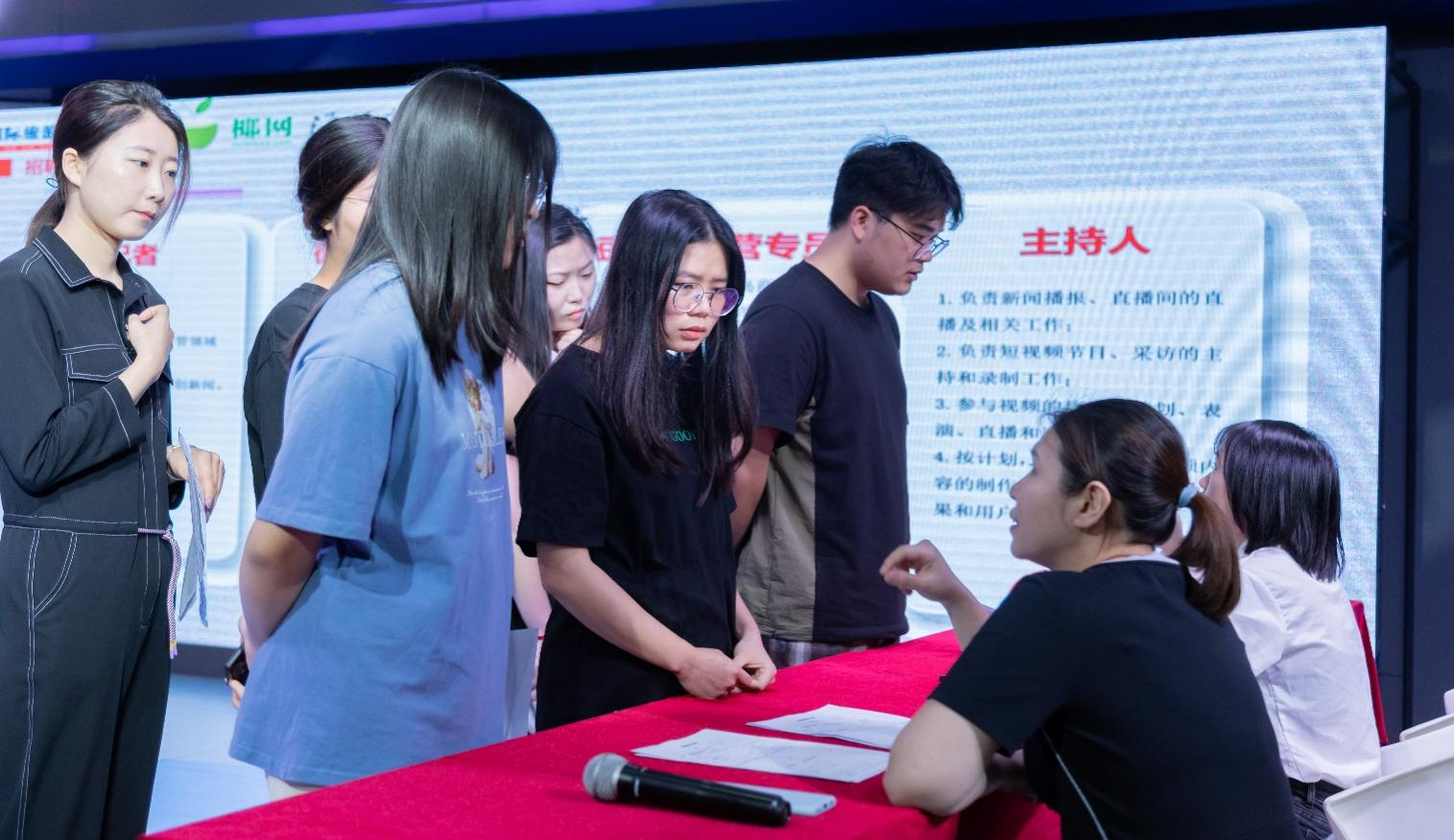 我院与国际旅游岛商报就共建实践基地举行揭牌仪式并召开现场招聘会