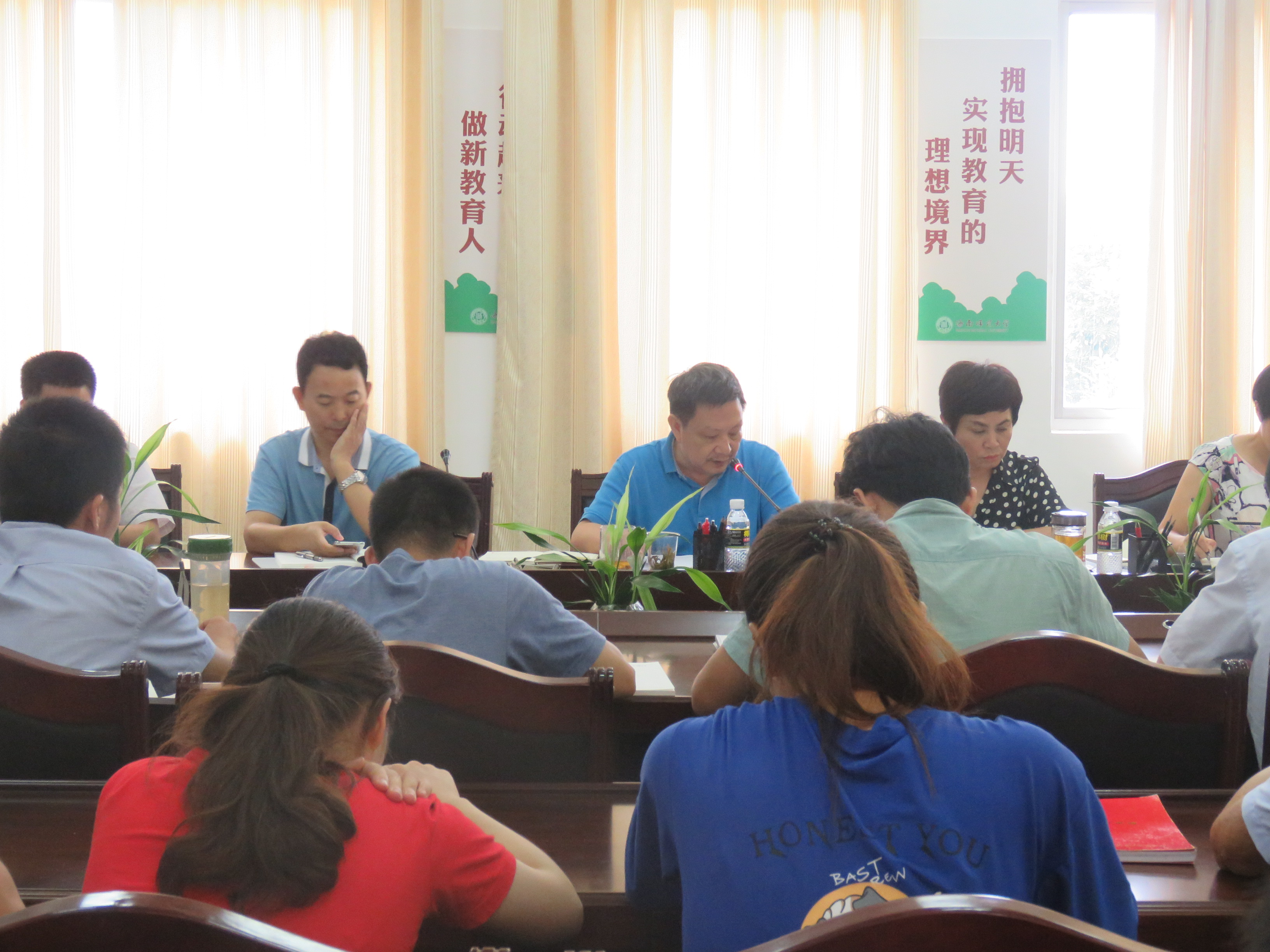 学院党委召开理论中心组(扩大)学习会议