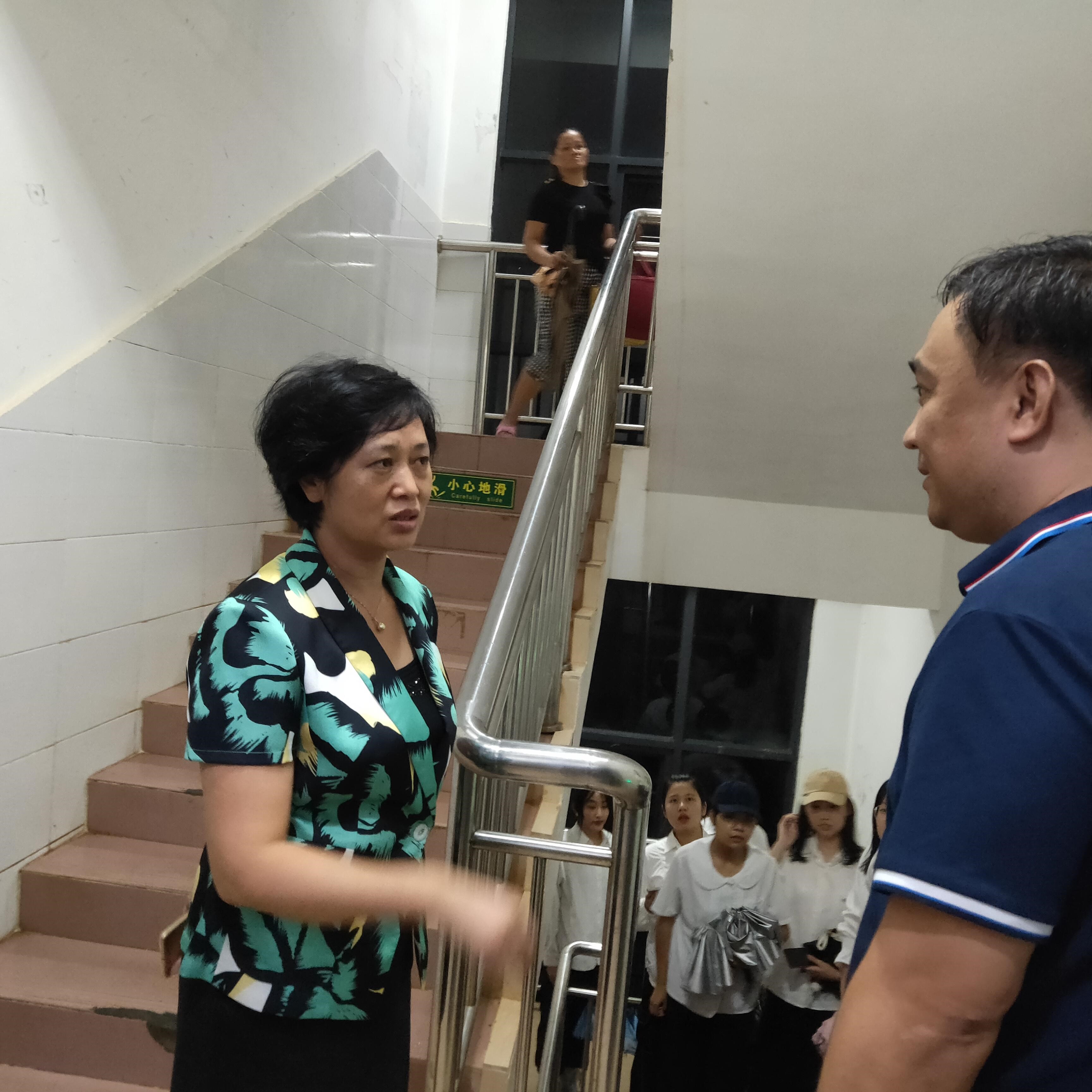 文学院开展“暴雨台风夜,暖心进宿舍”党员志愿服务活动