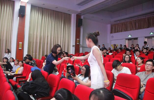 侧耳倾听,青春之音——记青年之声·文学院“唱梦晴空,夏已成歌”十佳歌手决赛
