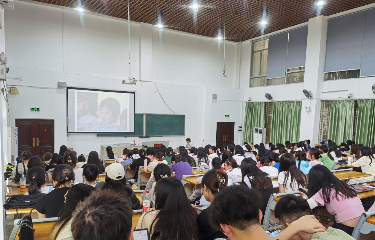 我院邀请张翼老师为学前（中美）专业师生做讲座