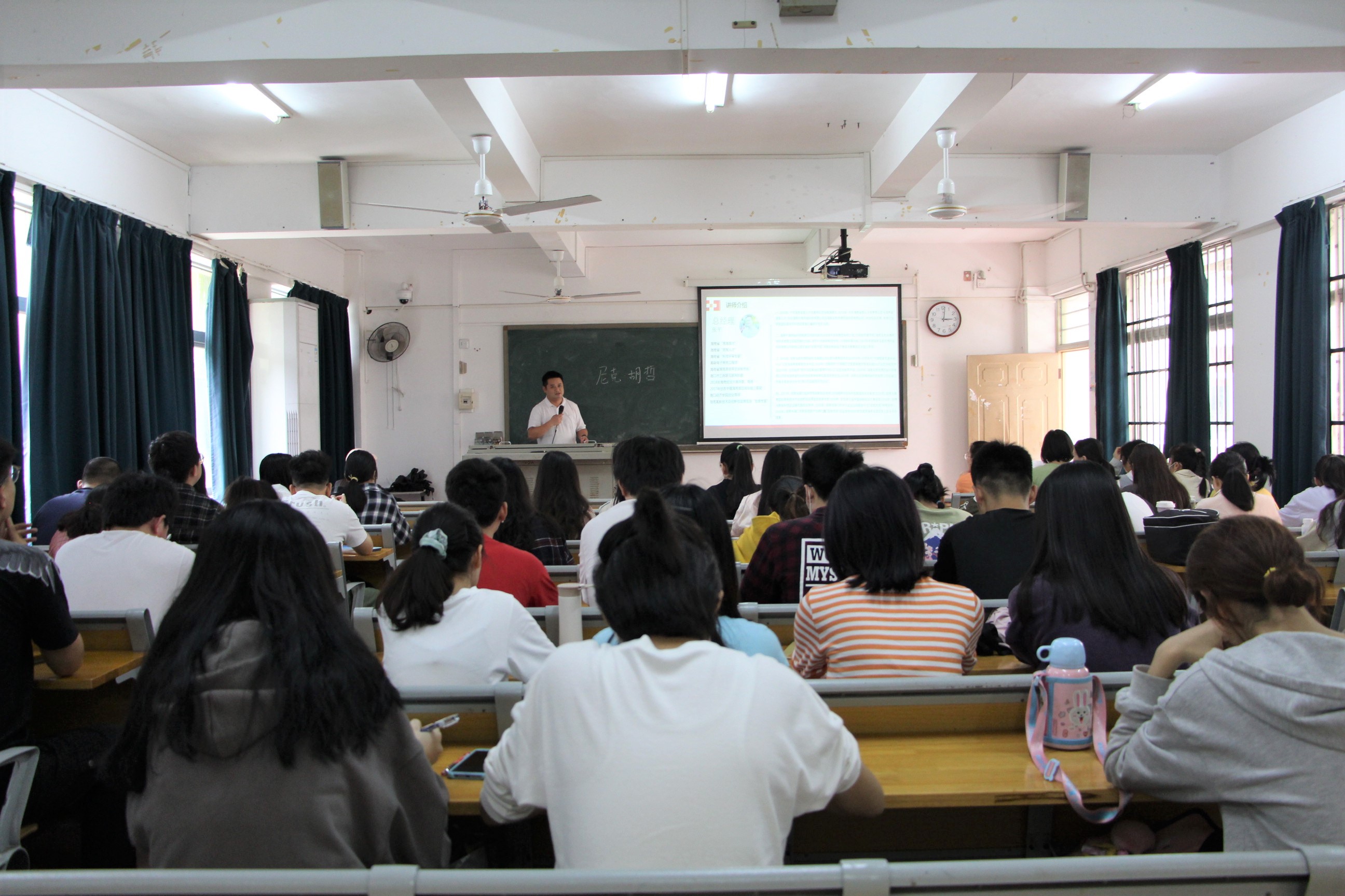 我院邀请校友张平做《大学生创新思维与创业规划》讲座