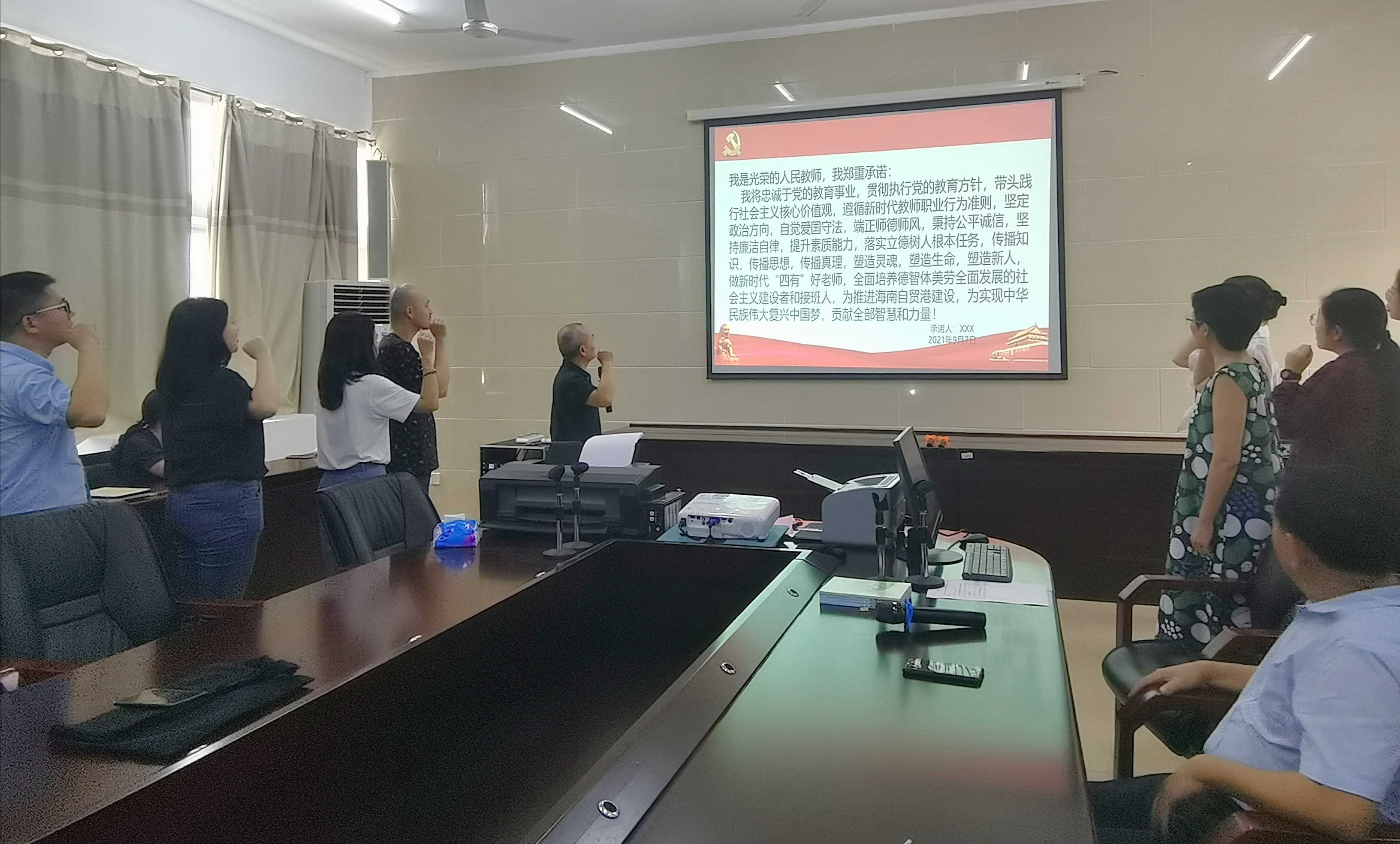文学院举办“学习‘七一’讲话,争做优秀教师”专题讲座