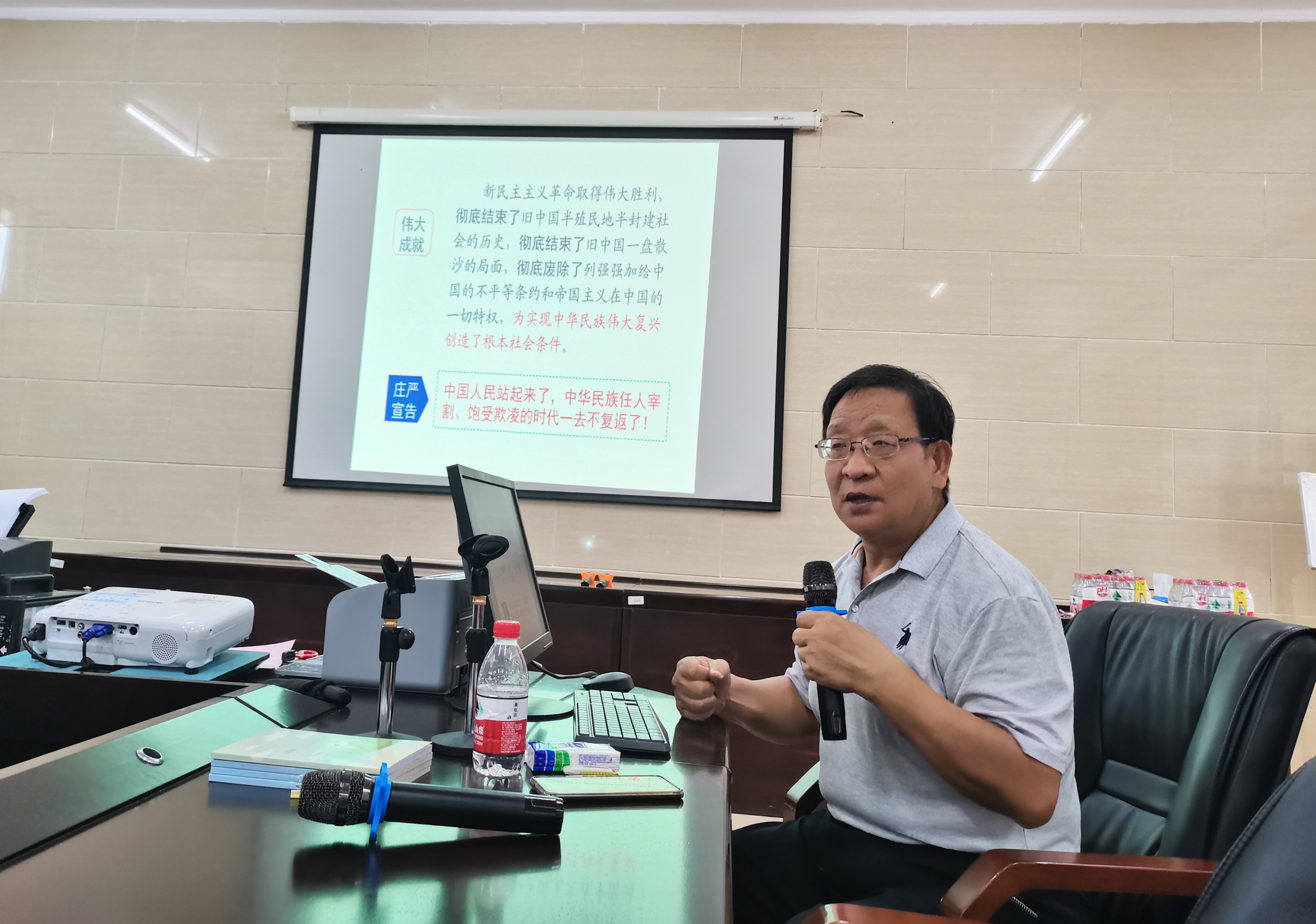 文学院举办“学习‘七一’讲话,争做优秀教师”专题讲座