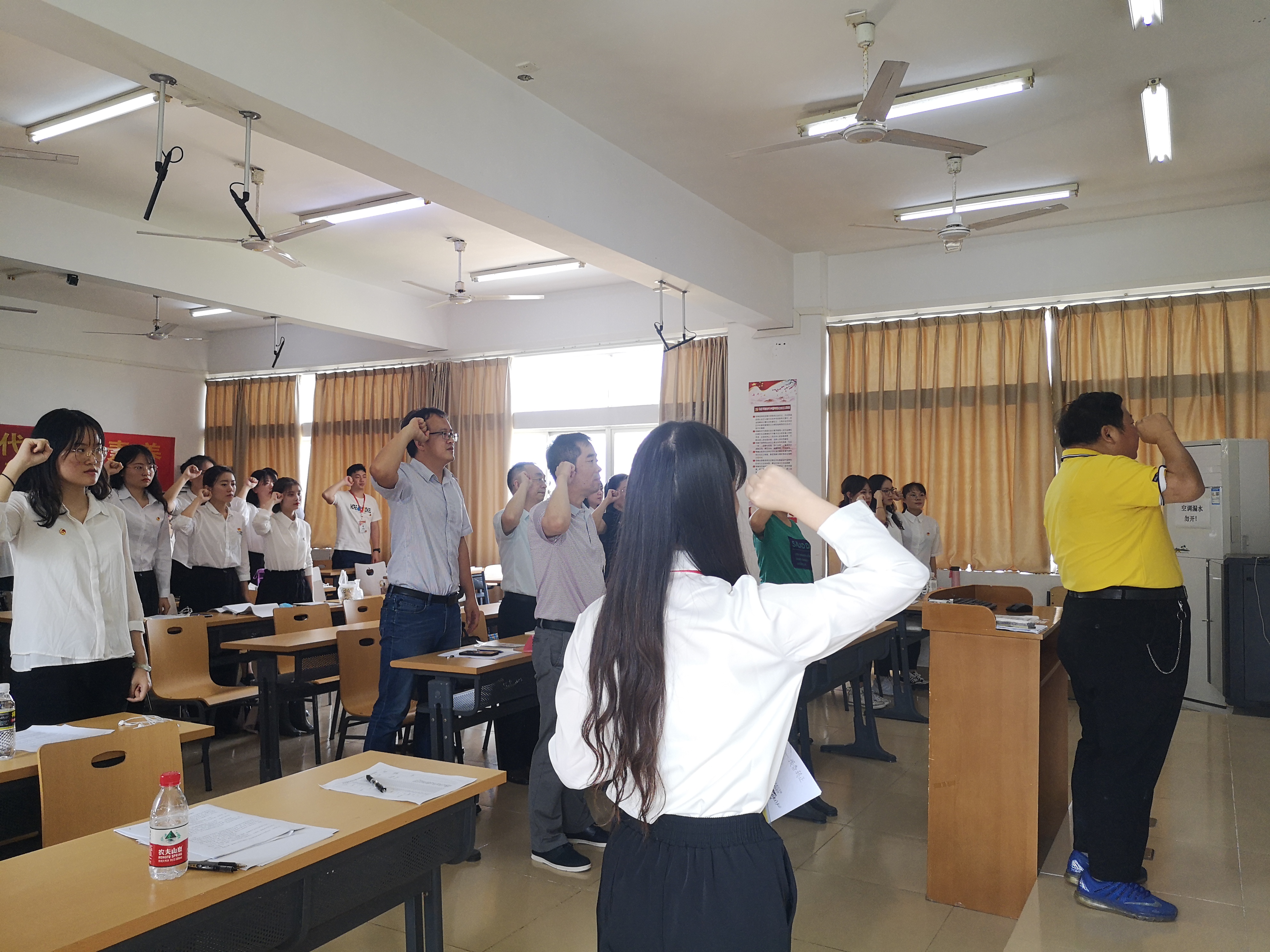 教育学院召开海南自贸港建设与党员素养大会