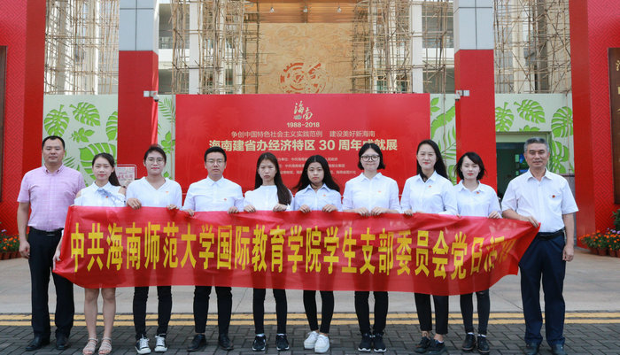 我院学生参观省博物馆 S2.jpg