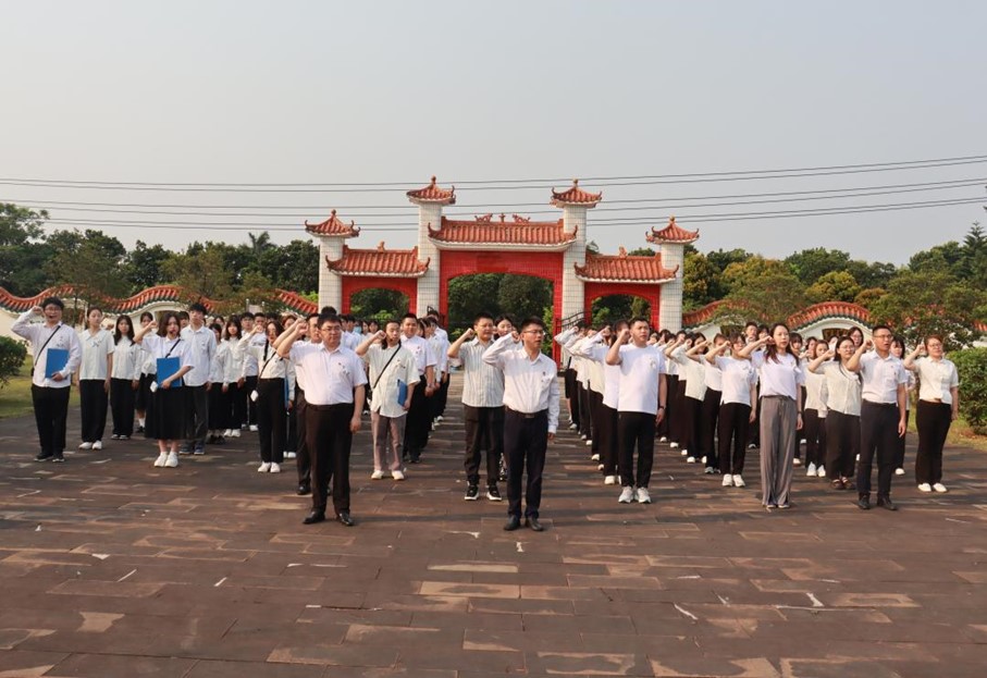 文学院党委组织开展“祭扫怀先烈,明史承英魂” 清明节缅怀革命先烈活动