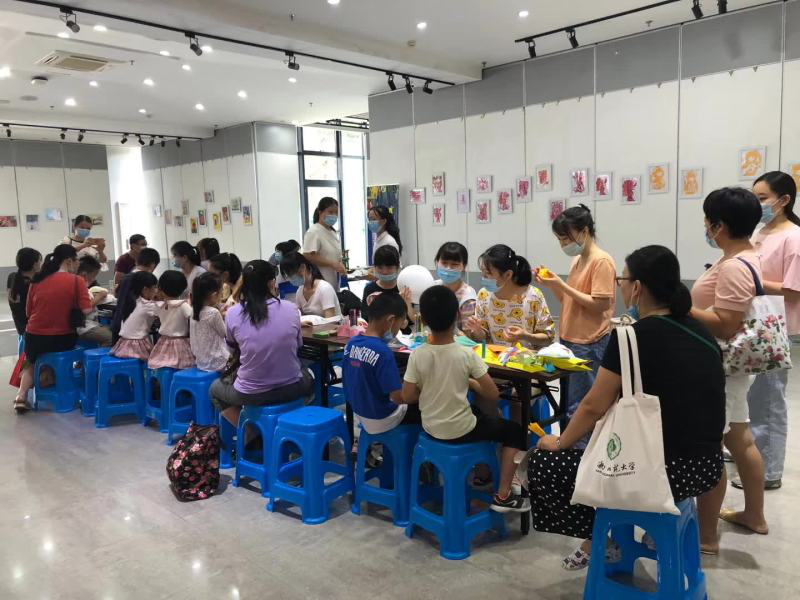 学前教育系在省图书馆举行“孩子的视界”手工美术玩教具亲子活动
