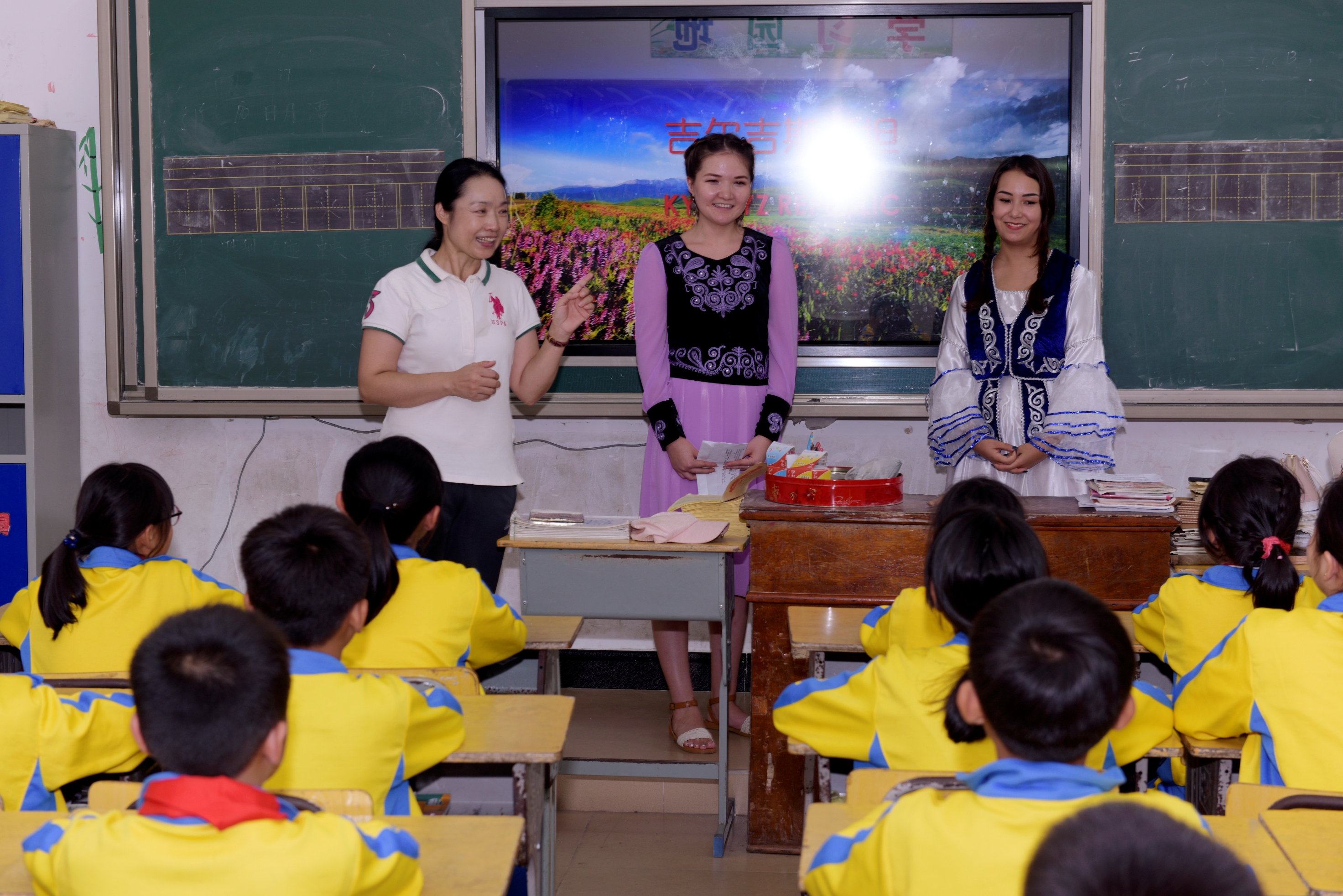 我校留学生赴万宁市东澳镇中心学校开展文化教育下乡实践活动