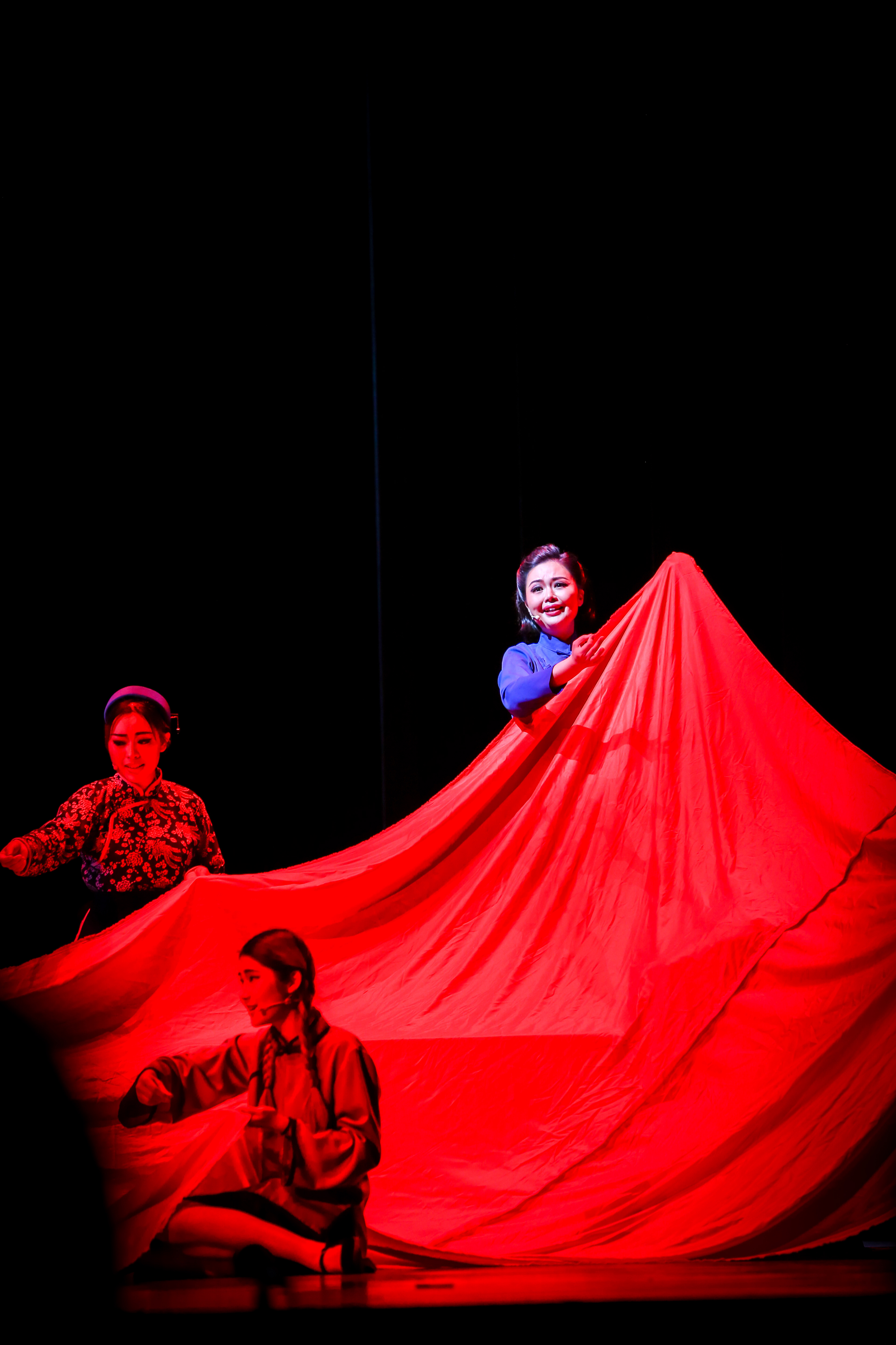 周怡老师主演的歌剧《江姐》在上海美琪大戏院演出成功