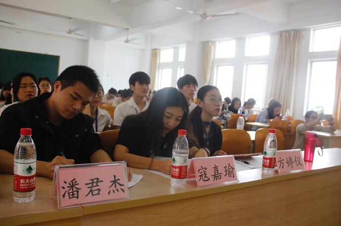 读行万里,墨香氤氲——记青年之声·文学院第八届读书分享会复赛