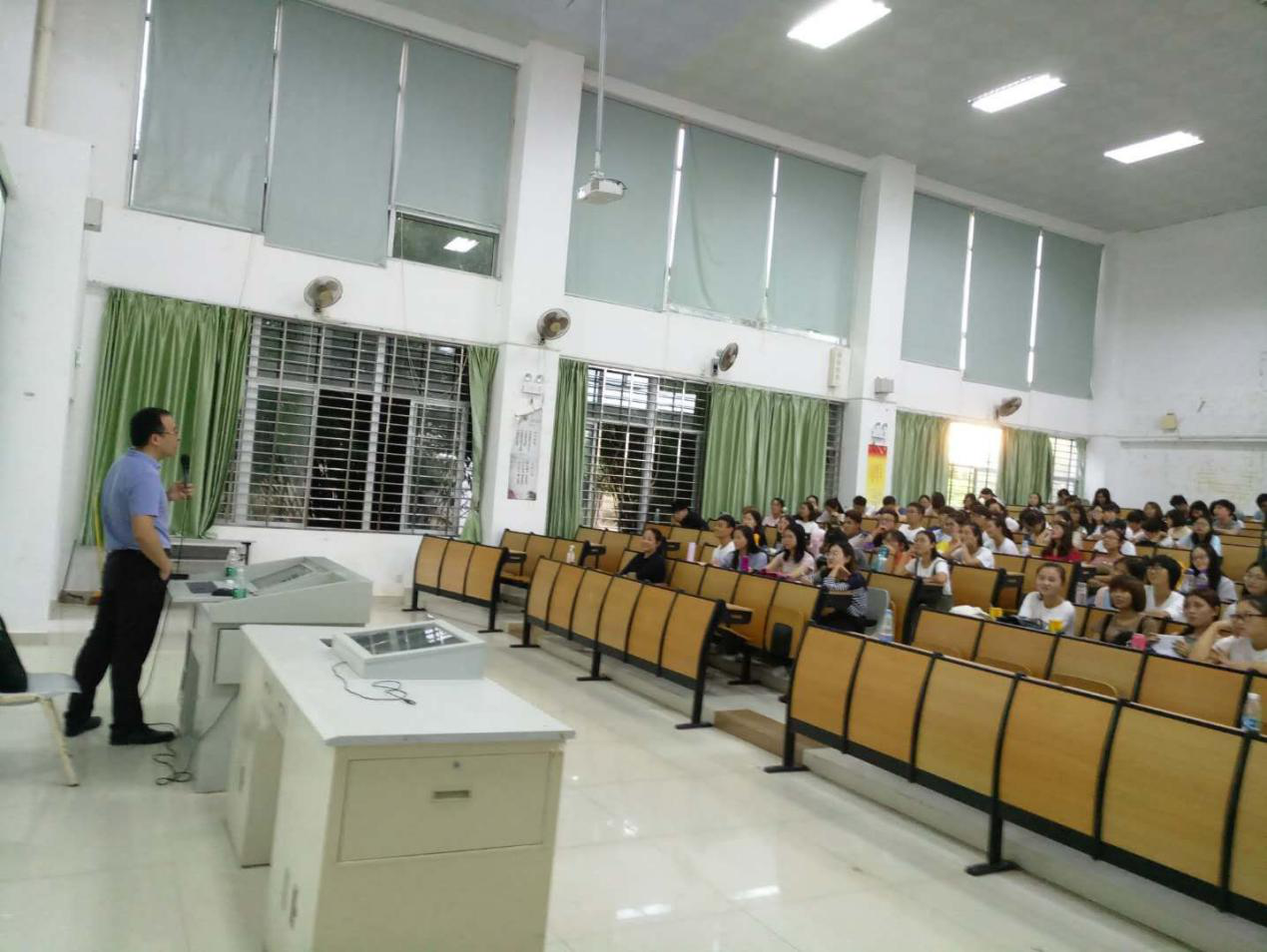 暨南大学新闻与传播学院汤景泰教授莅临我校开展学术专题讲座