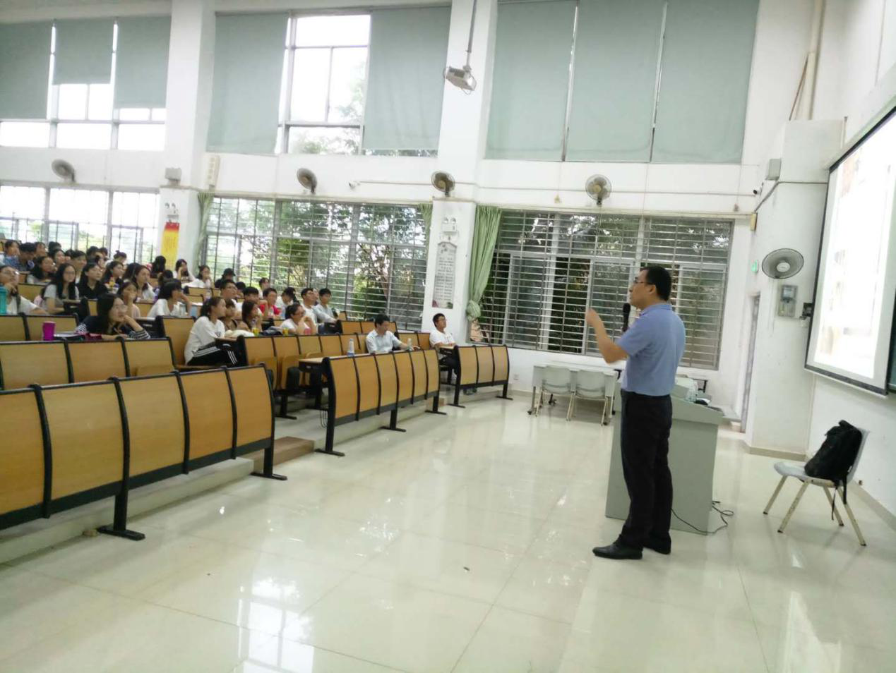 暨南大学新闻与传播学院汤景泰教授莅临我校开展学术专题讲座