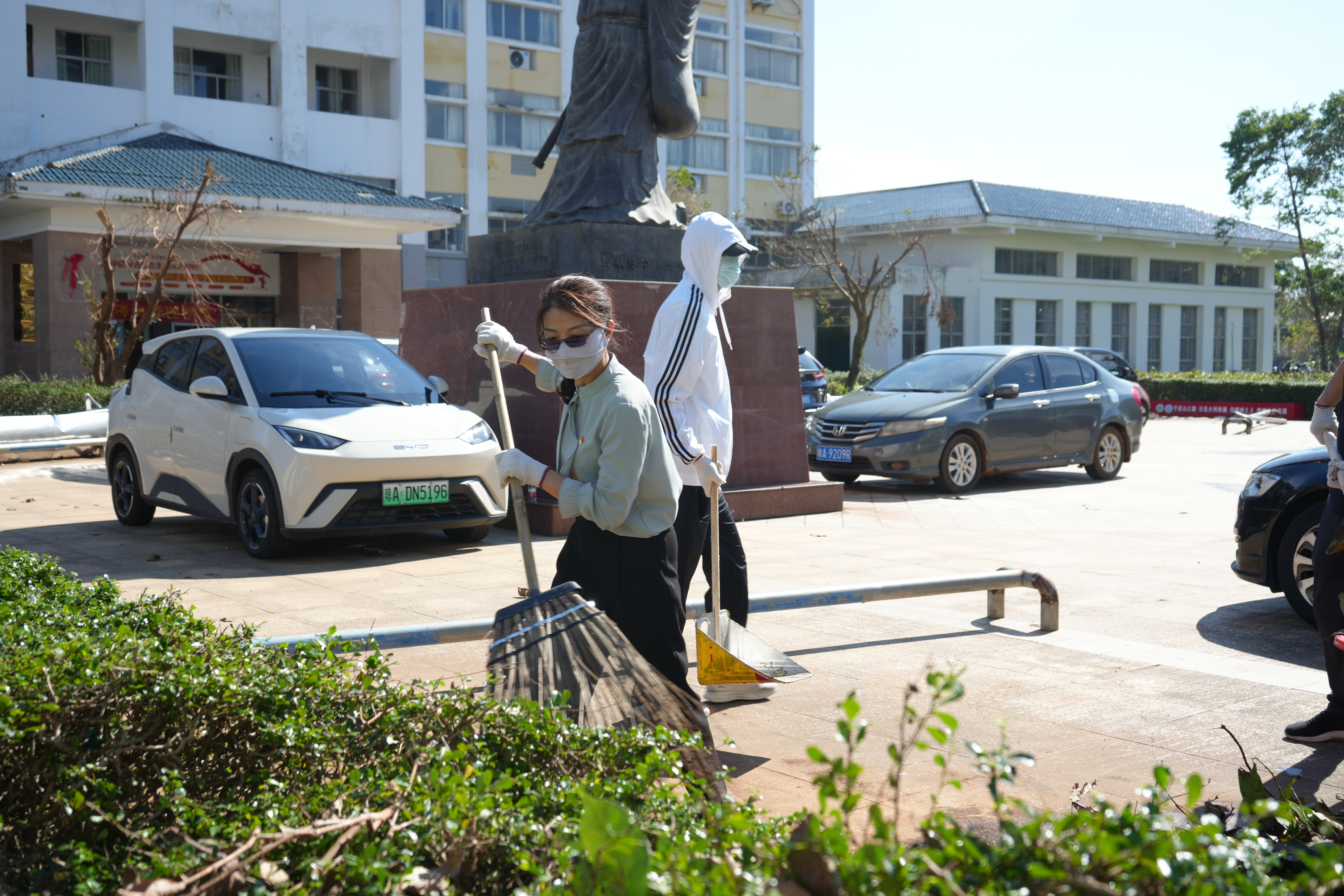 众志成城 全力以“复” ——新闻传播与影视学院党员教工 积极开展灾后校园恢复工作