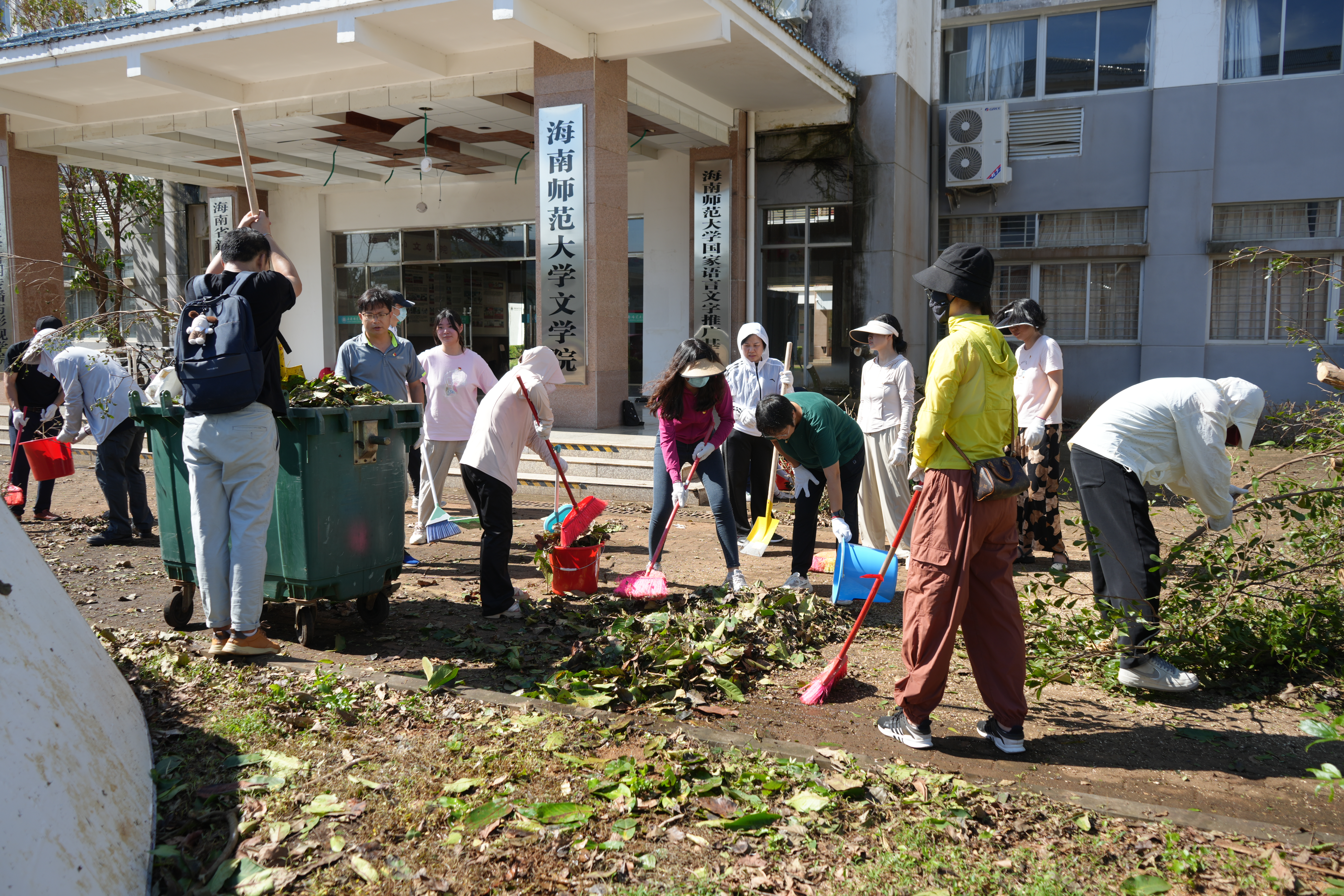 众志成城 全力以“复” ——新闻传播与影视学院党员教工 积极开展灾后校园恢复工作