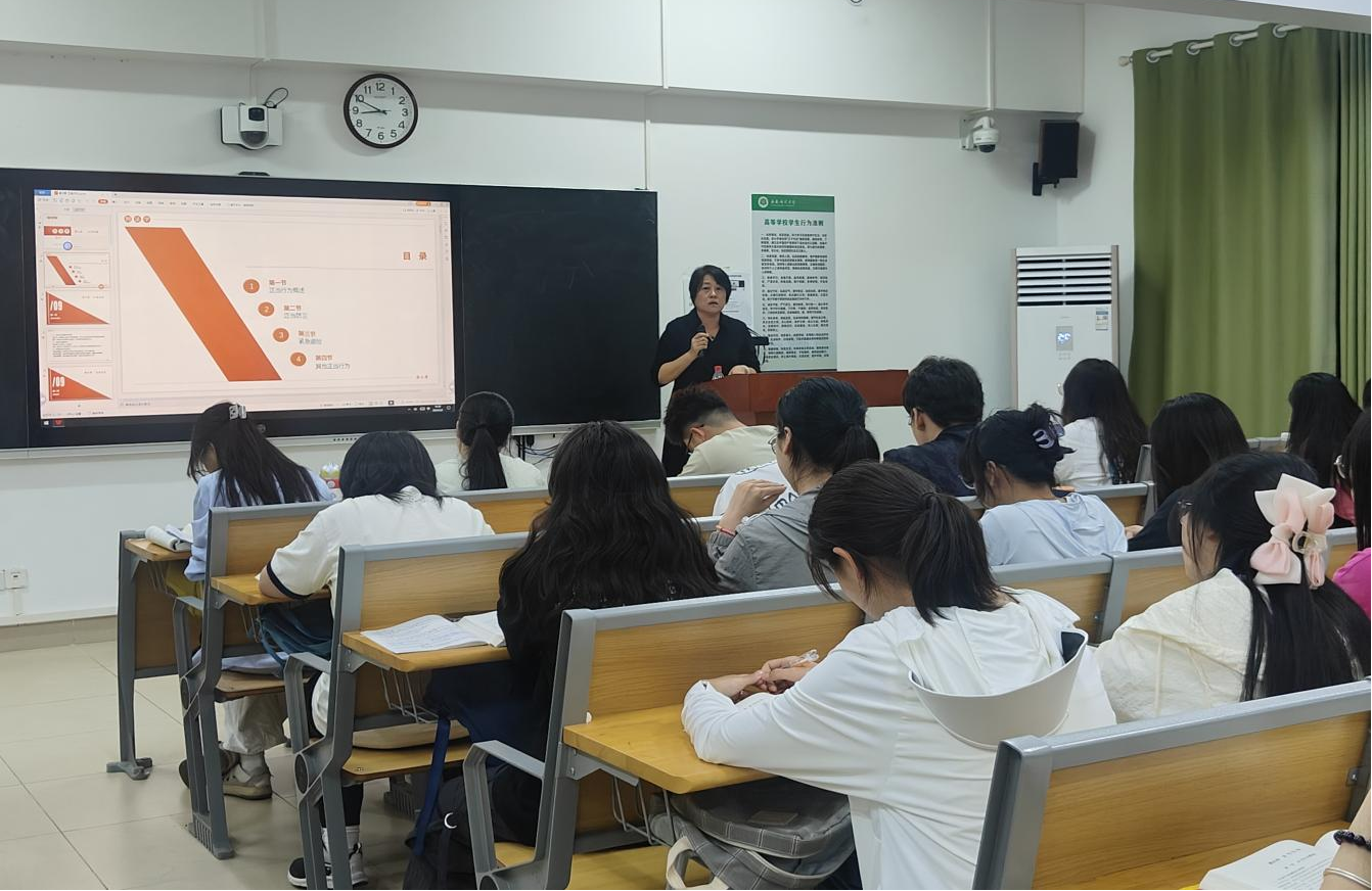 法学院院长张霞讲授本科教学示范课