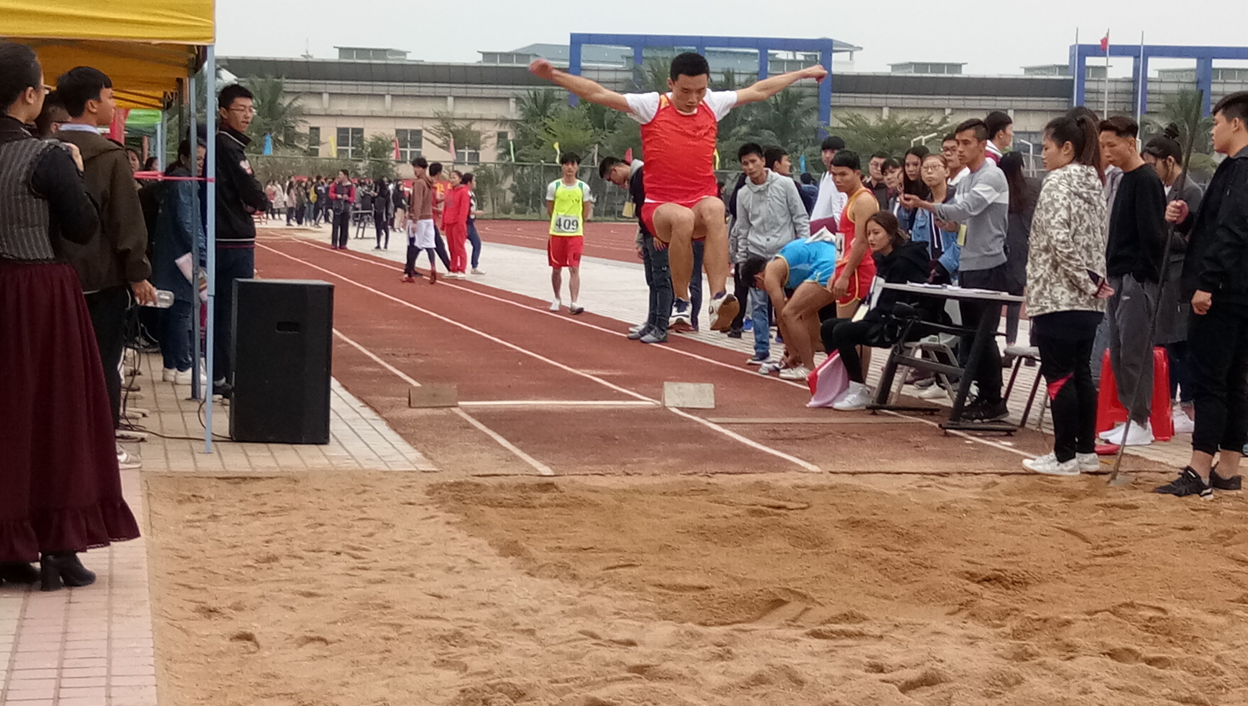 校运会上谁争锋,一览文院真风采——记第三十四届校运动会文学院风采