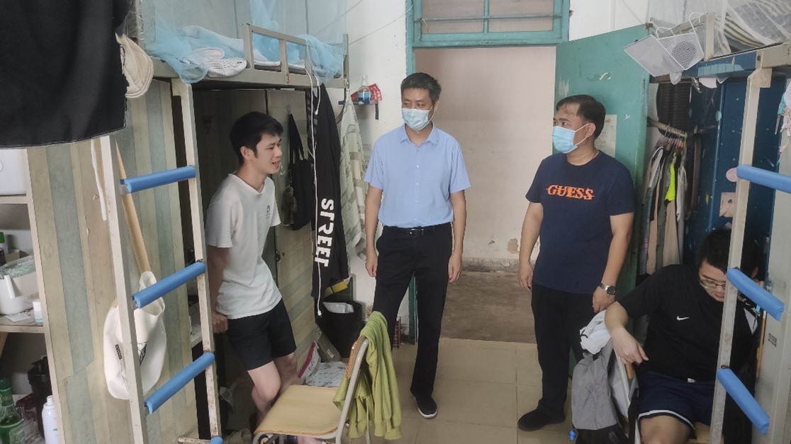 携手抗疫有温度,走访宿舍显温情