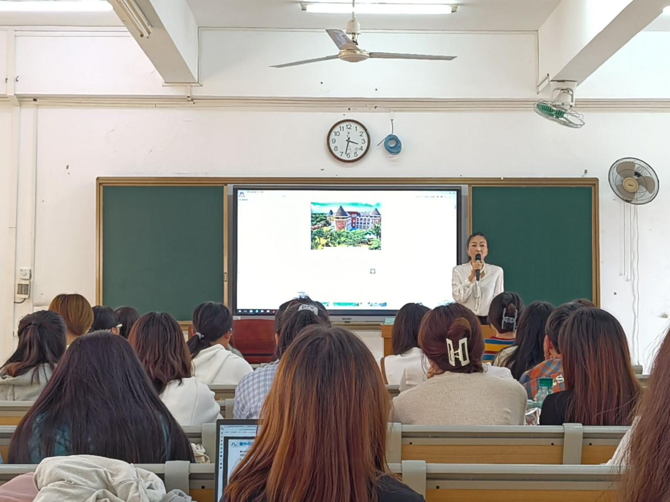 青年之声教育学院创新创业周-教师的职业素养