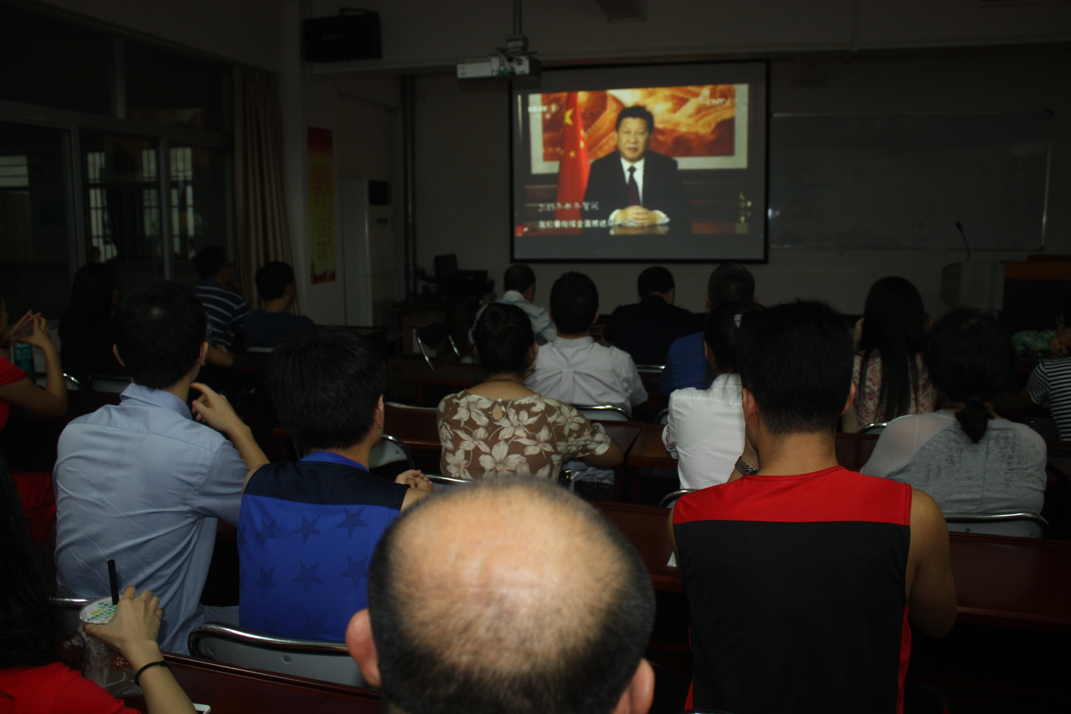 教育与心理学院组织教职工集中观看专题片《永远在路上》