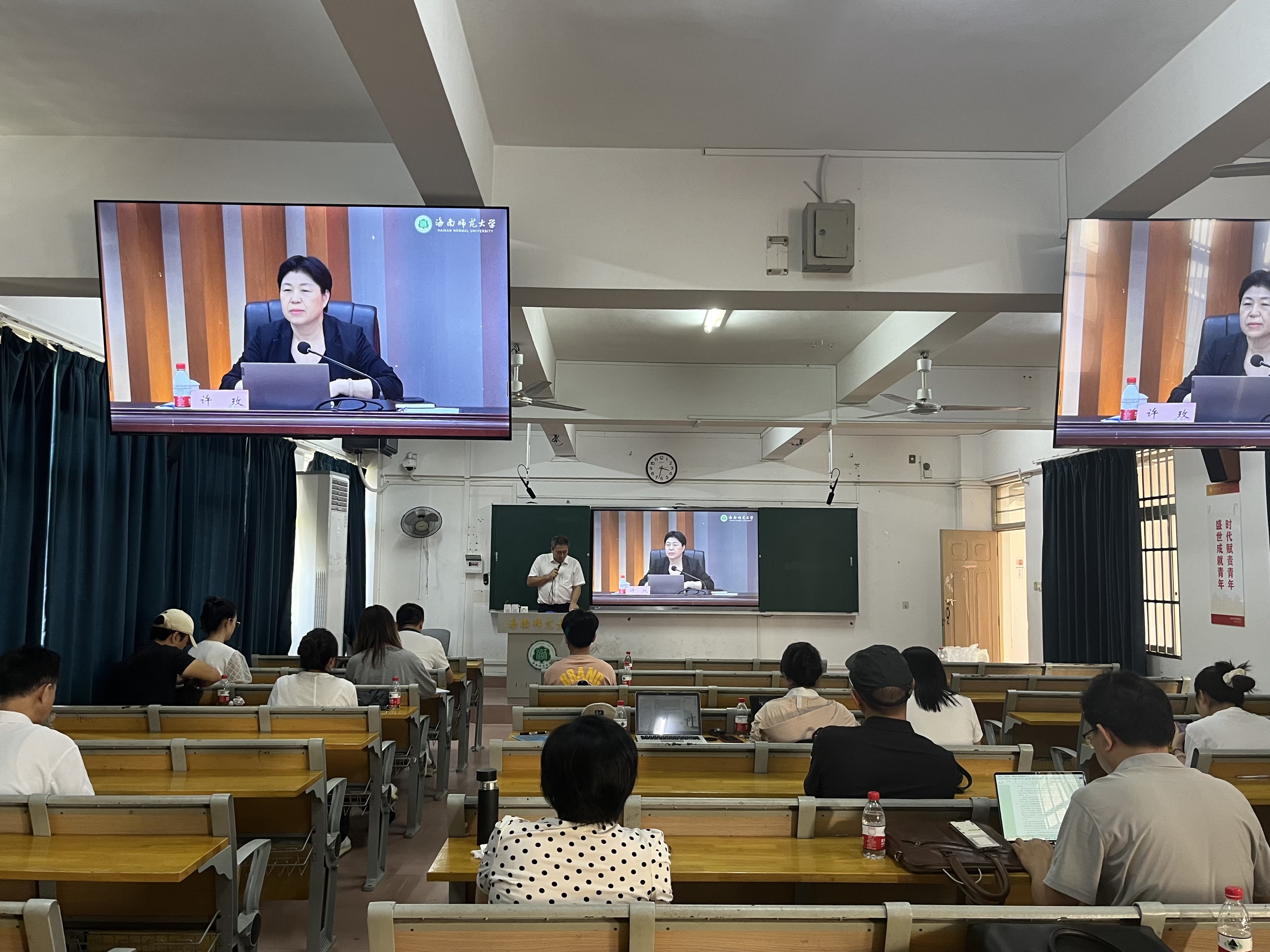 新闻传播与影视学院教工支部召开党员大会