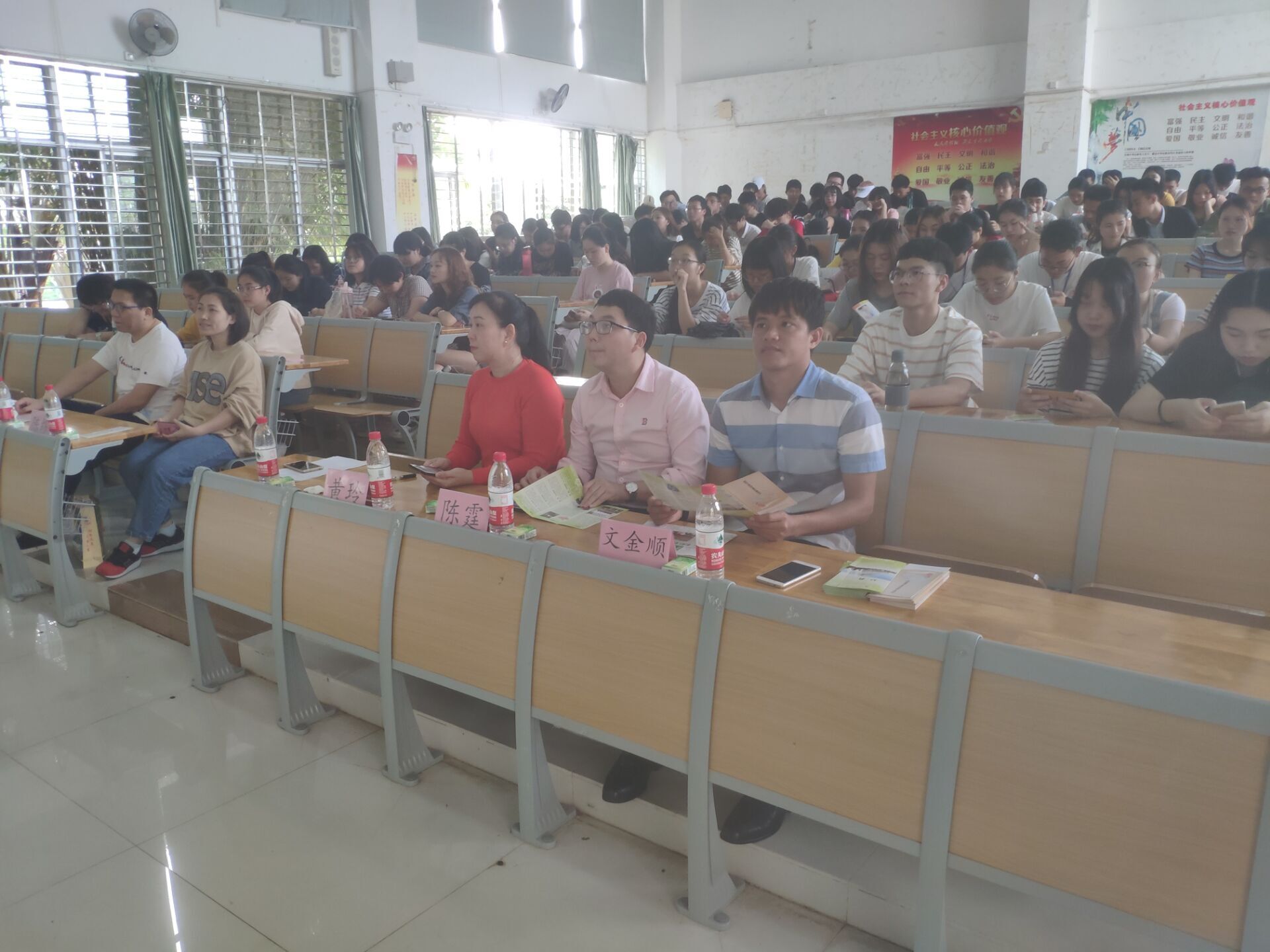 花季雨季，健康同行——记法学院女性知识讲座成功举办