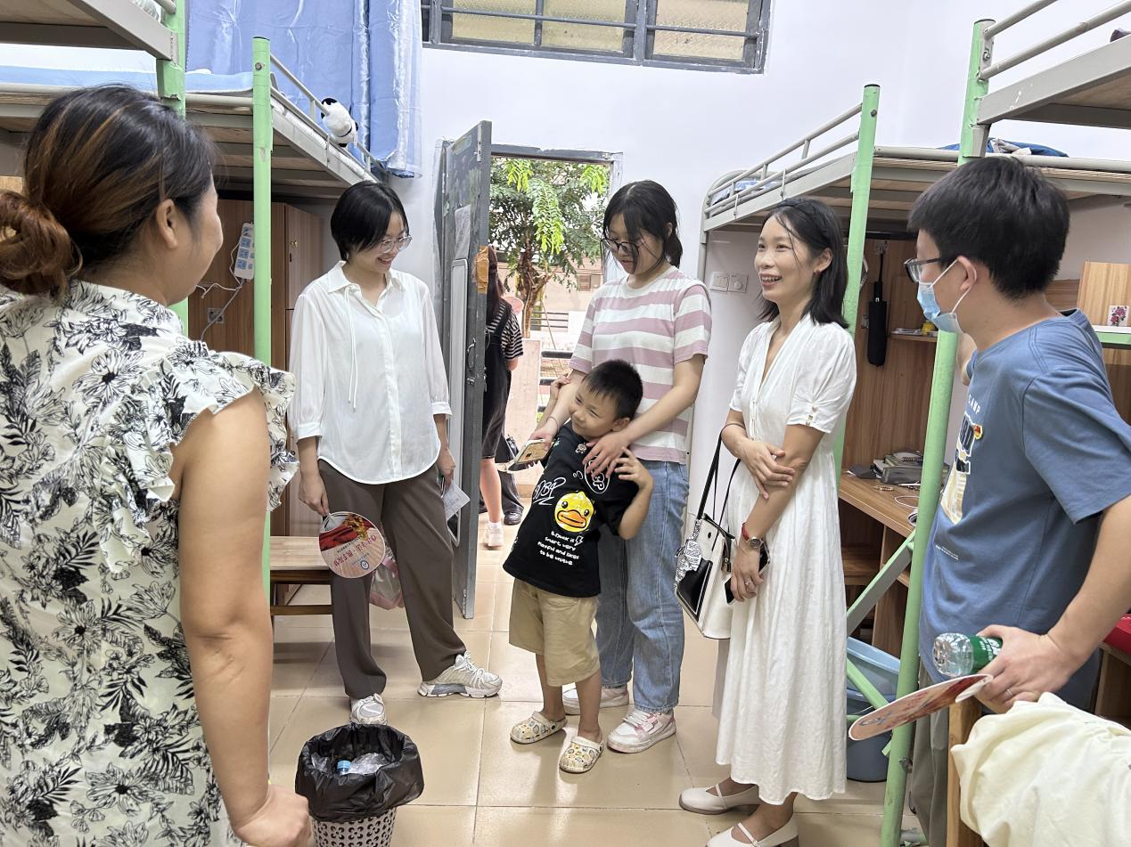 深入宿舍送温情,关怀备至暖萌新