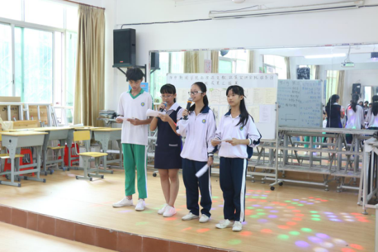 海南师范大学新闻传播与影视学院暑期社会实践团队于海南澄迈二中的舞蹈教室举办爱心支教课堂成果演出