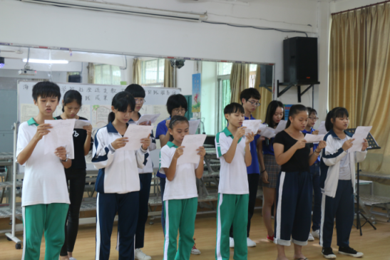 海南师范大学新闻传播与影视学院暑期社会实践团队于海南澄迈二中的舞蹈教室举办爱心支教课堂成果演出