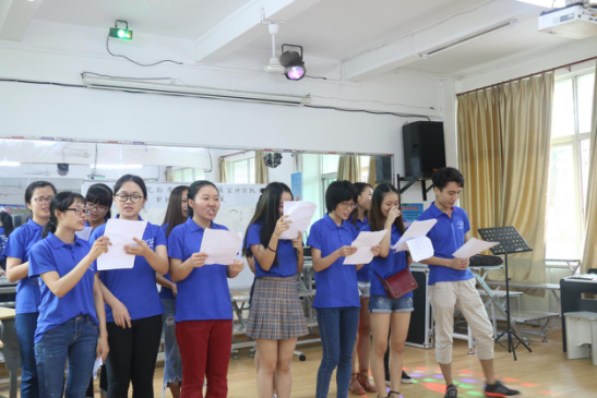 海南师范大学新闻传播与影视学院暑期社会实践团队于海南澄迈二中的舞蹈教室举办爱心支教课堂成果演出