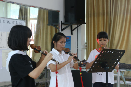 海南师范大学新闻传播与影视学院暑期社会实践团队于海南澄迈二中的舞蹈教室举办爱心支教课堂成果演出