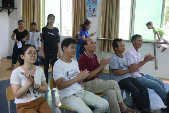 海南师范大学新闻传播与影视学院暑期社会实践团队于海南澄迈二中的舞蹈教室举办爱心支教课堂成果演出