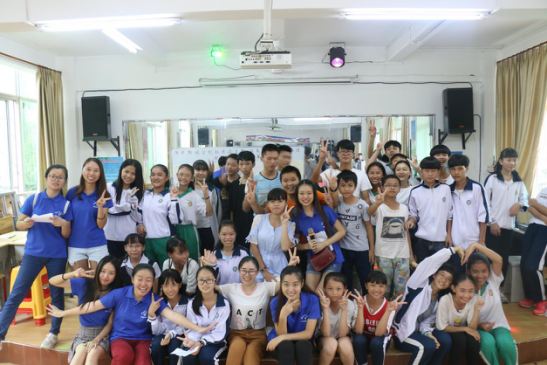 海南师范大学新闻传播与影视学院暑期社会实践团队于海南澄迈二中的舞蹈教室举办爱心支教课堂成果演出