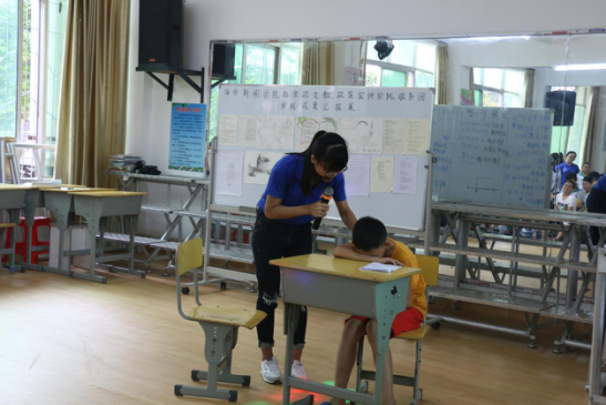 海南师范大学新闻传播与影视学院暑期社会实践团队于海南澄迈二中的舞蹈教室举办爱心支教课堂成果演出