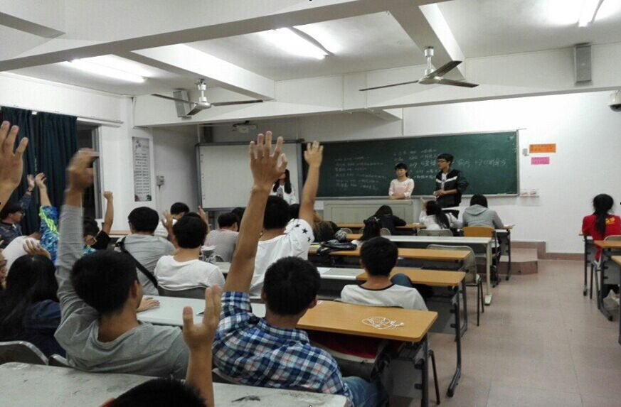 书香校园 尽享阅读--记物理与电子工程学院“经典阅读”分享交流班会