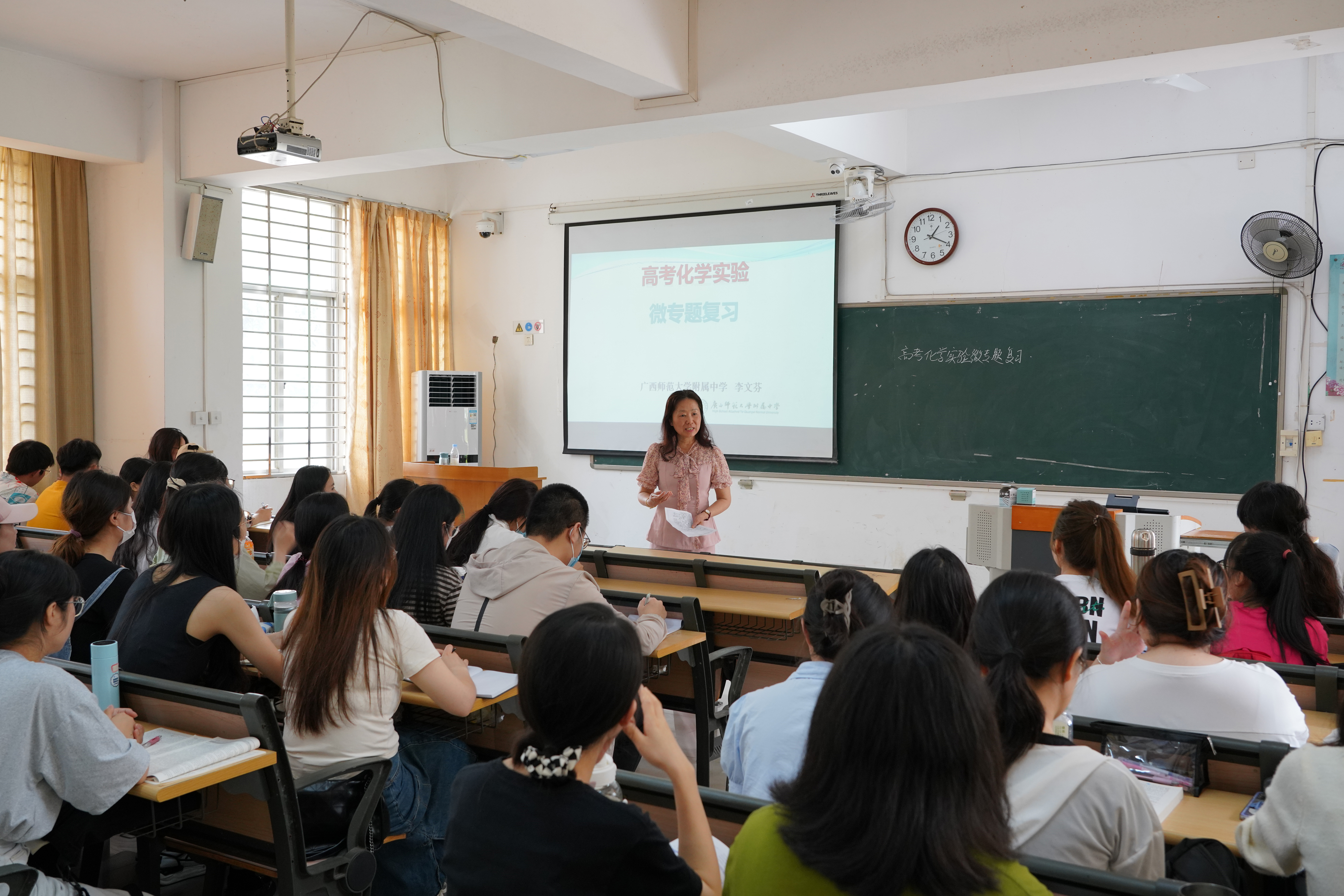 全国优秀教师李文芬到化学与化工学院交流访问