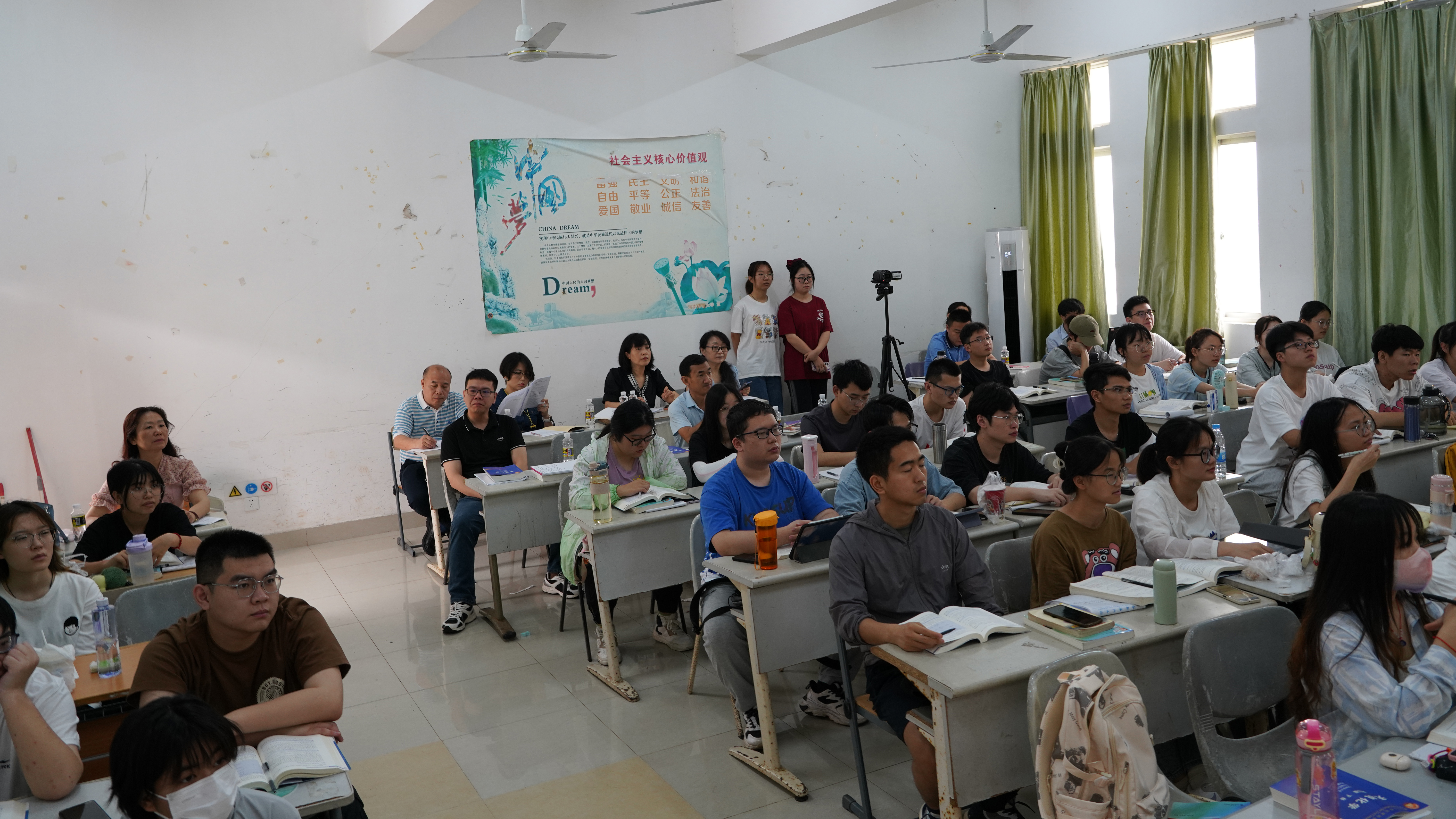 全国优秀教师李文芬到化学与化工学院交流访问