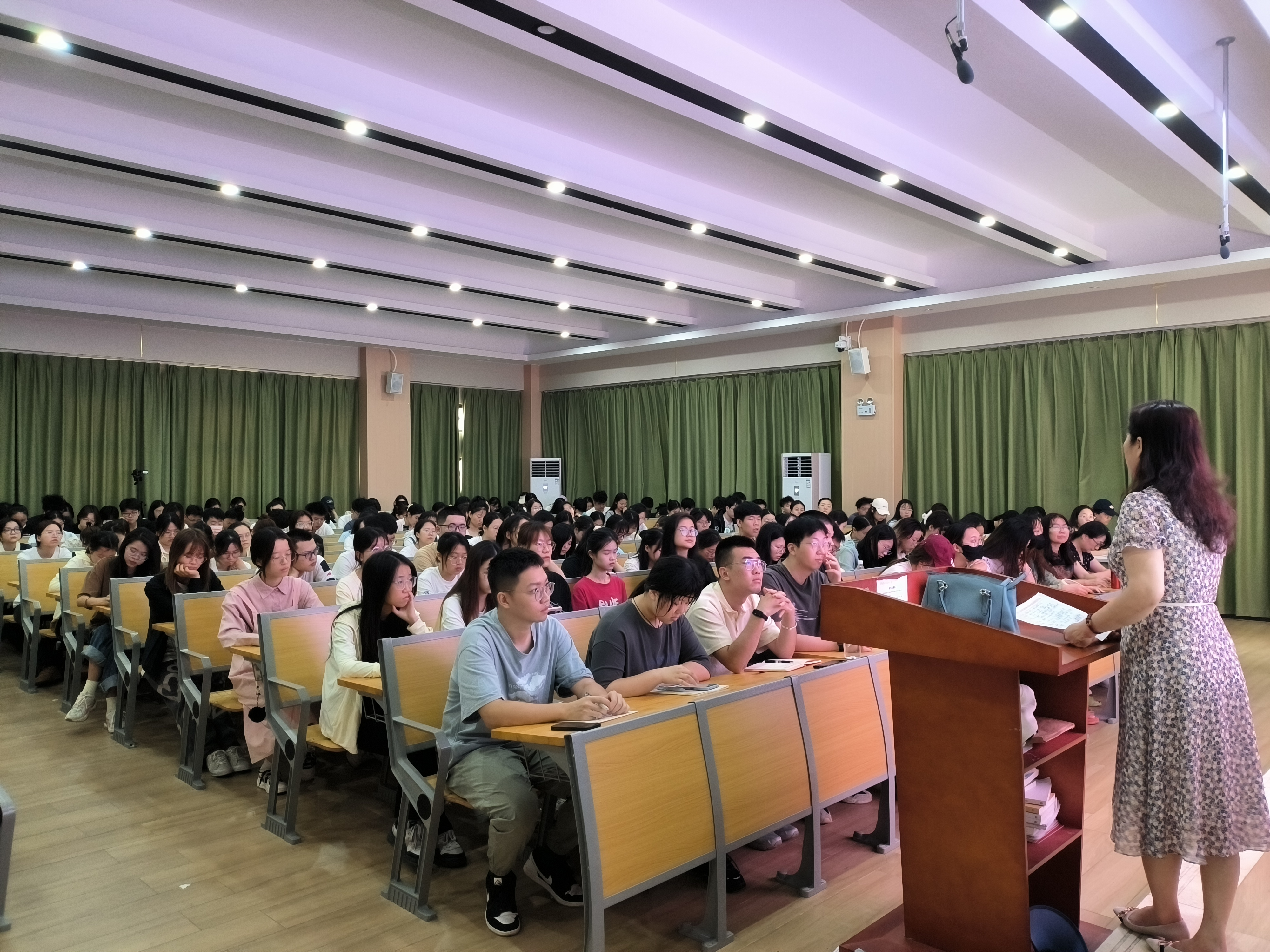 全国优秀教师李文芬到化学与化工学院交流访问