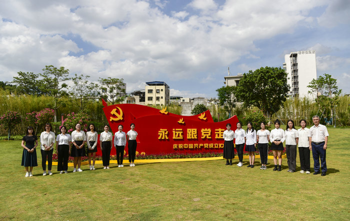 参加党日活动党员合影   a.jpg