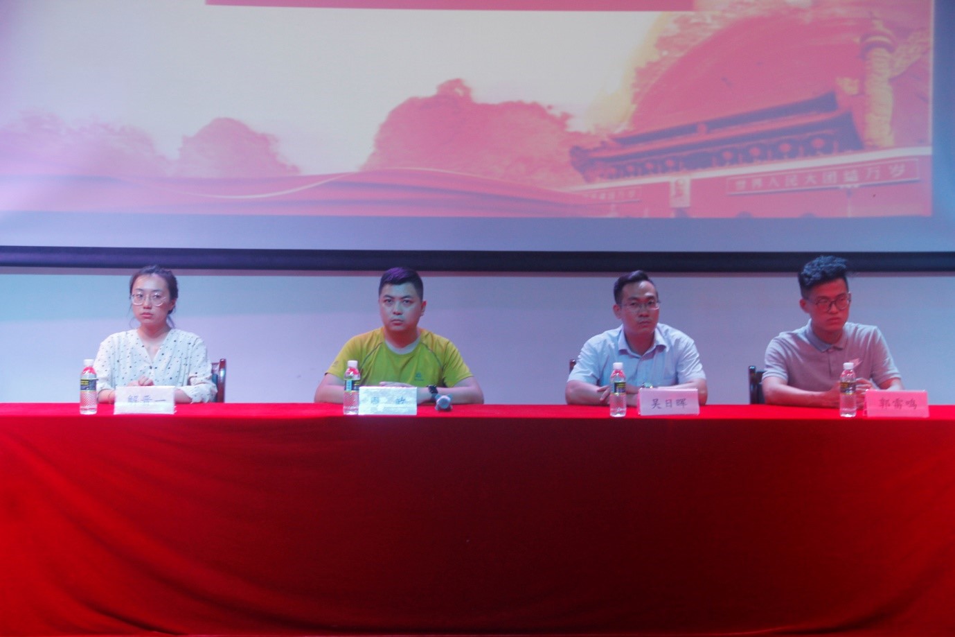 携手共同进退，不负韶光年华——记文学院2018-2019学年学生干部受聘