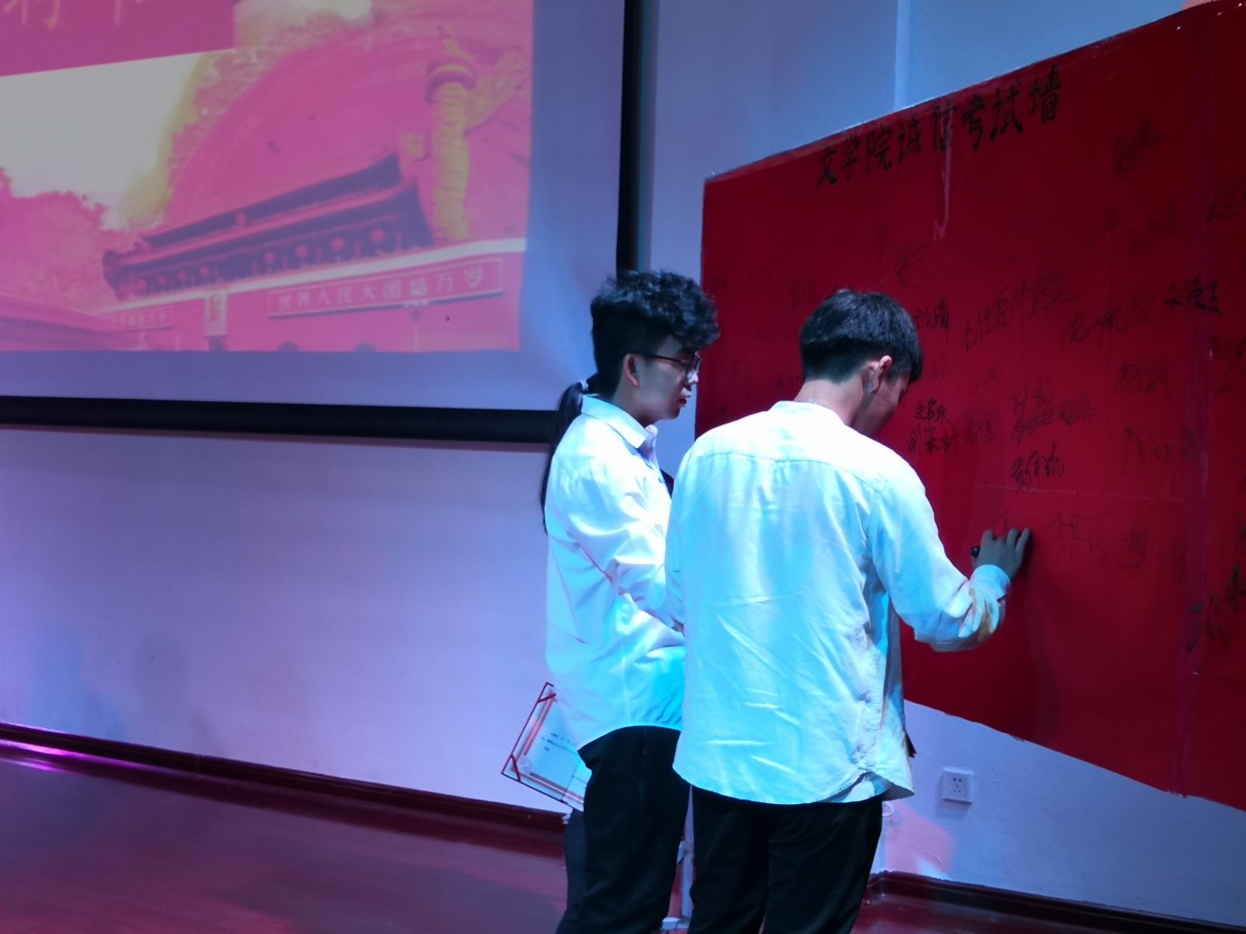 携手共同进退，不负韶光年华——记文学院2018-2019学年学生干部受聘