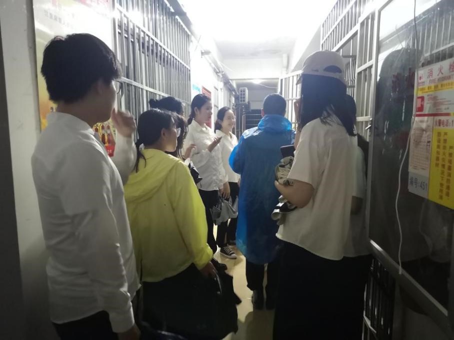 文学院开展“暴雨台风夜,暖心进宿舍”党员志愿服务活动